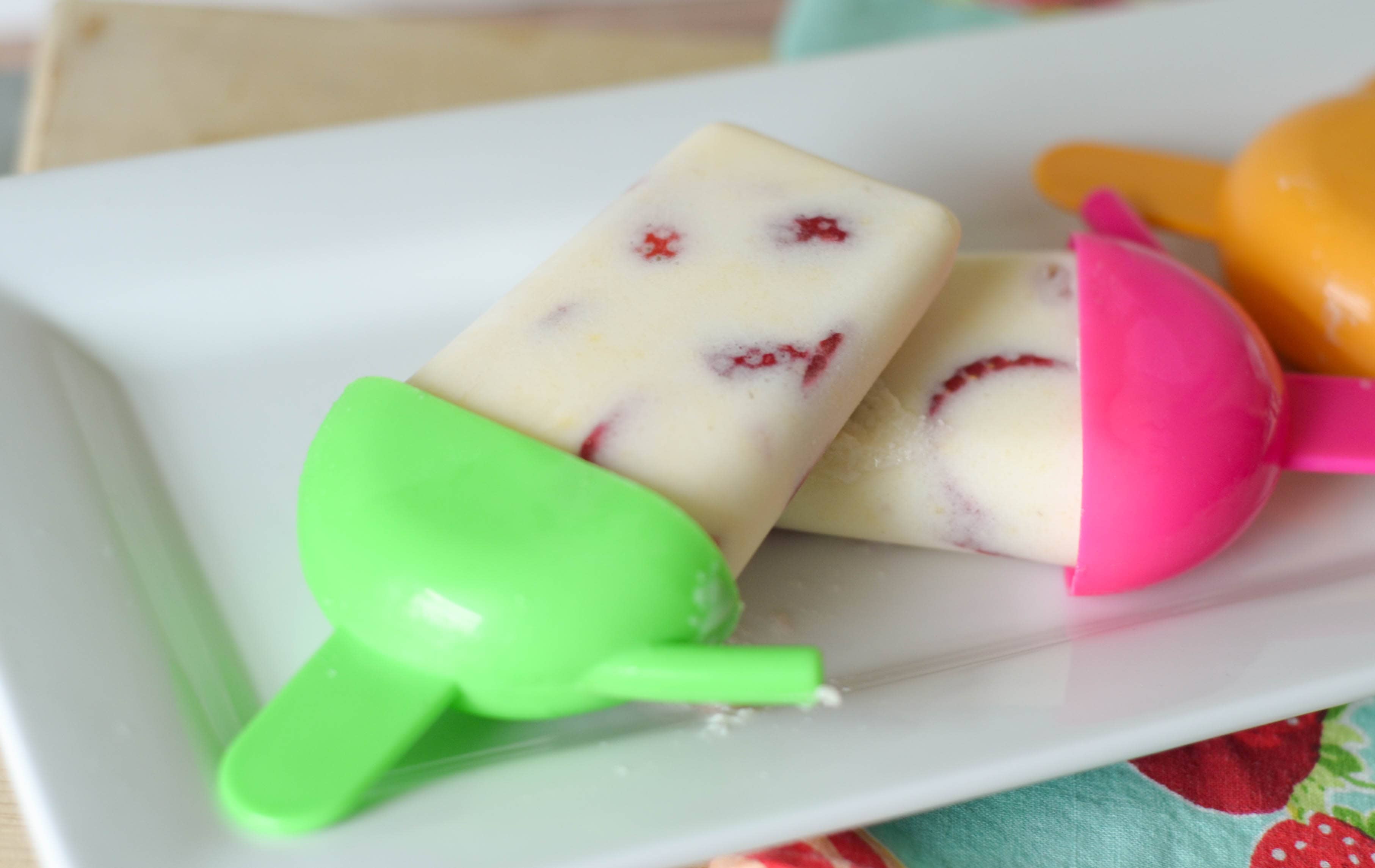 Strawberry Cheesecake Pudding Pops