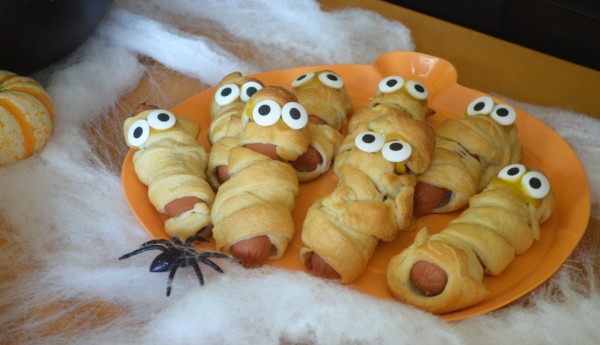 Easy Halloween Treats – Mummy Dogs