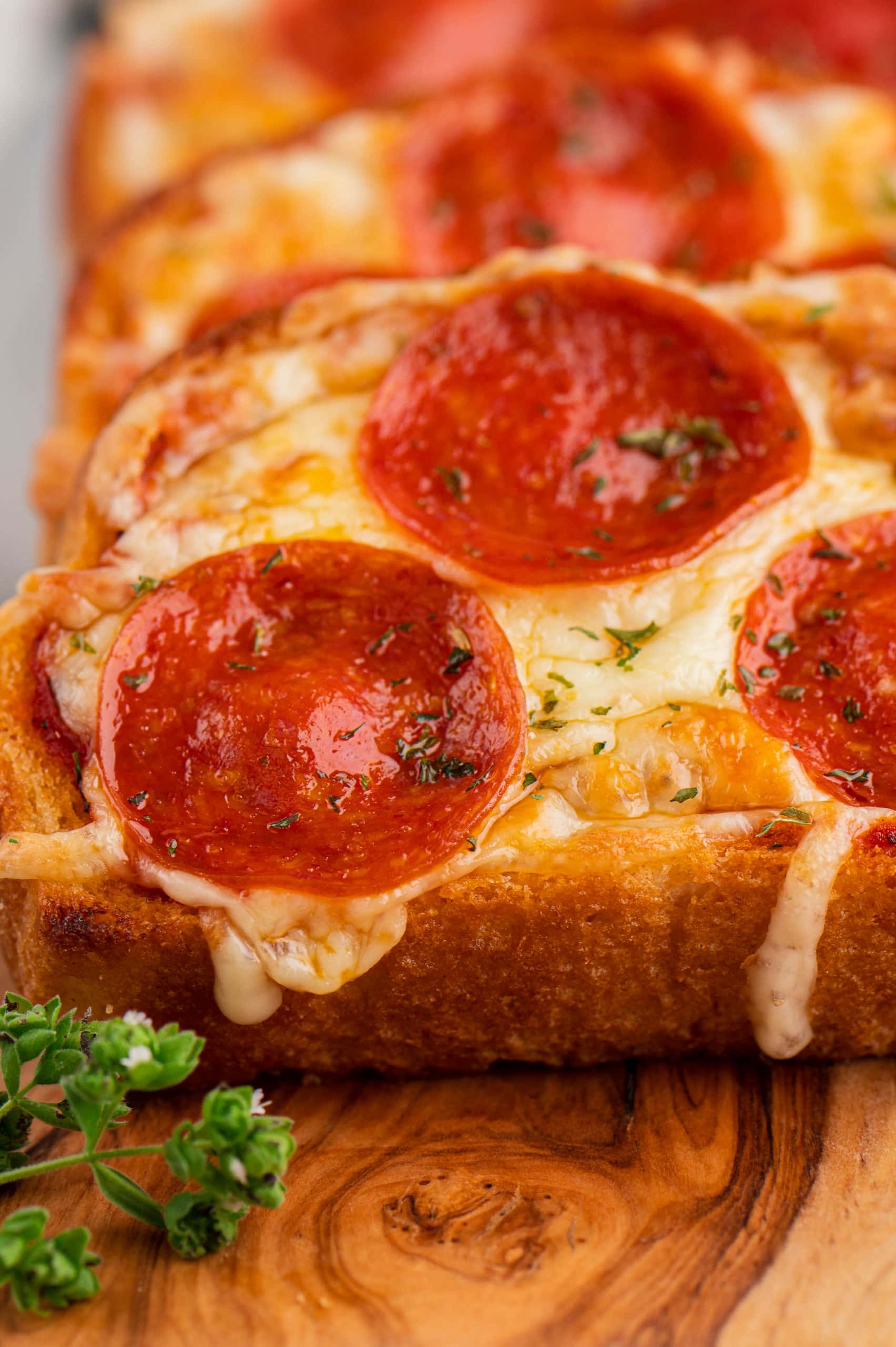 Garlic Bread Pizza – 10 Minute Dinner
